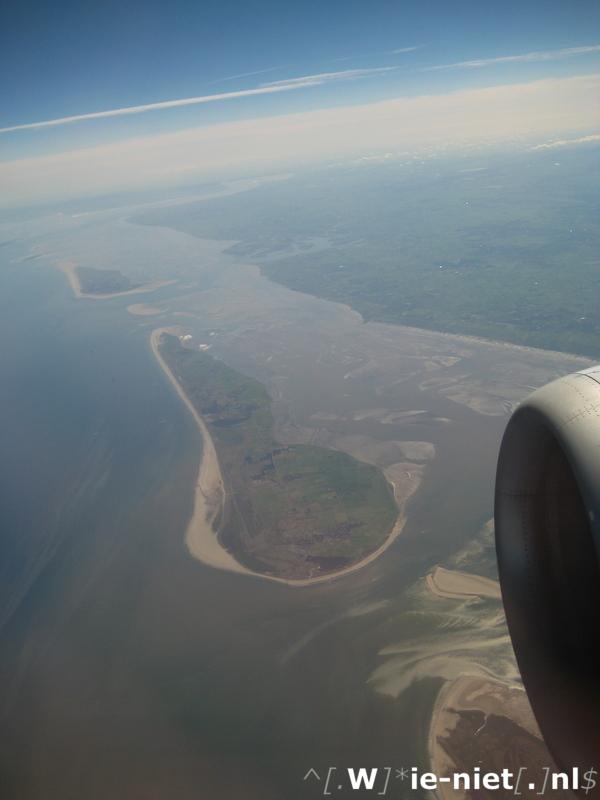 IMG_1458.jpg: Heenreis, We begonnen met een vlucht van Schiphol naar Oslo, Schiermonikoog was heel mooi te zien van uit het vliegtuig.
