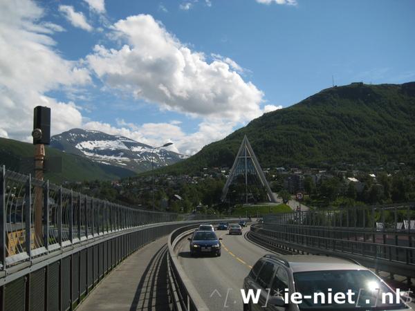 IMG_1513.JPG: Op weg naar het centrum van Tromsø, even terug blikken naar de IJszeekathedraal.