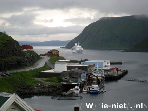 IMG_1558.JPG: de Hurtigruten in het fjord bij Honnigsvåg.